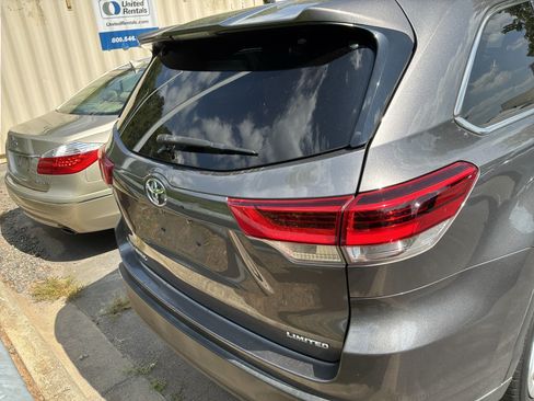 Used 2018 Toyota Highlander Limited FWD image 10