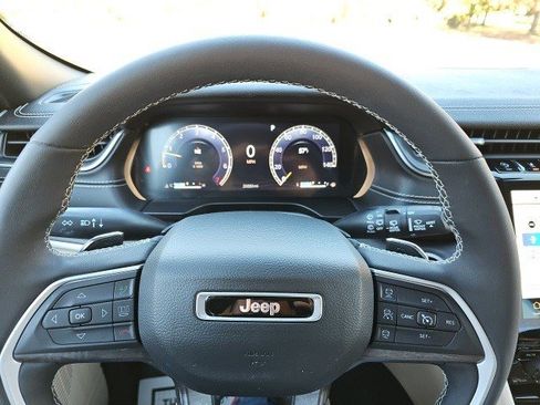 Used 2023 Jeep Grand Cherokee Limited w/ Luxury Tech Group II image 22