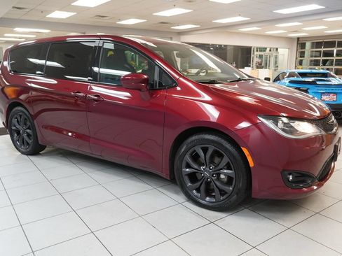 Used 2019 Chrysler Pacifica Touring Plus w/ S Appearance Package FWD image 14