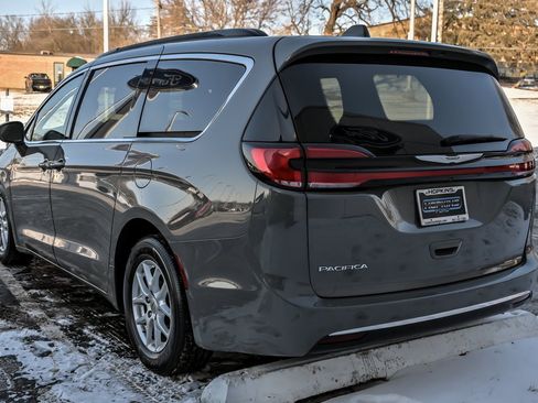 Used 2022 Chrysler Pacifica Touring-L image 6