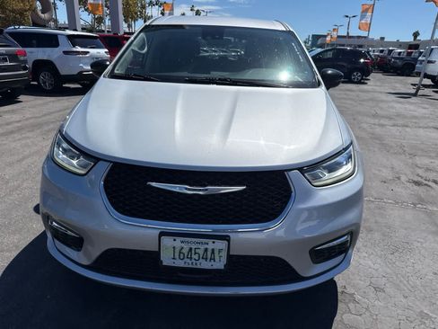 Used 2024 Chrysler Pacifica Touring-L FWD image 3