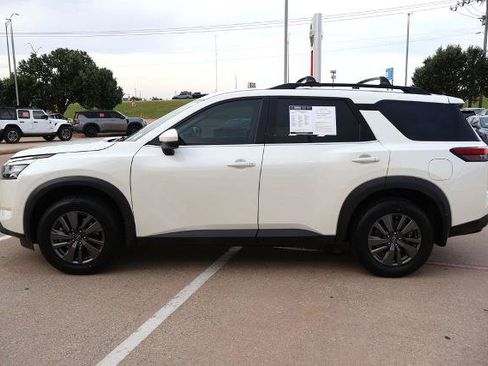 Certified 2024 Nissan Pathfinder SV FWD image 2