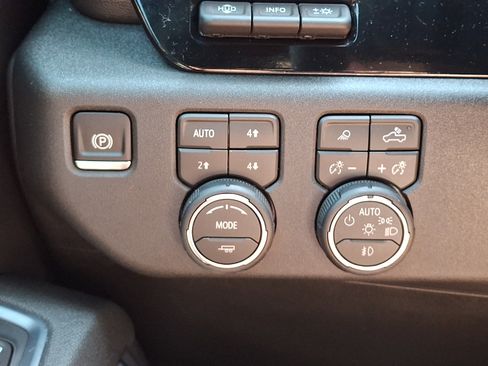 Certified 2026 Chevrolet Silverado 1500 High Country AWD/4WD image 23