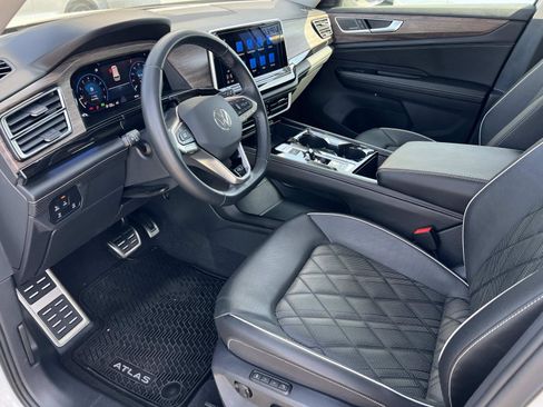Certified 2025 Volkswagen Atlas SEL Premium R-Line image 5