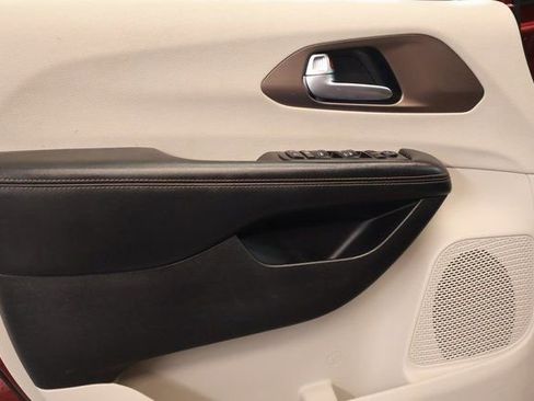 Used 2019 Chrysler Pacifica Touring-L image 9