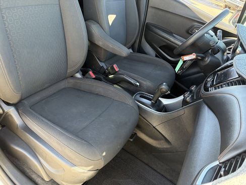 Certified 2022 Chevrolet Trax LS AWD/4WD image 11