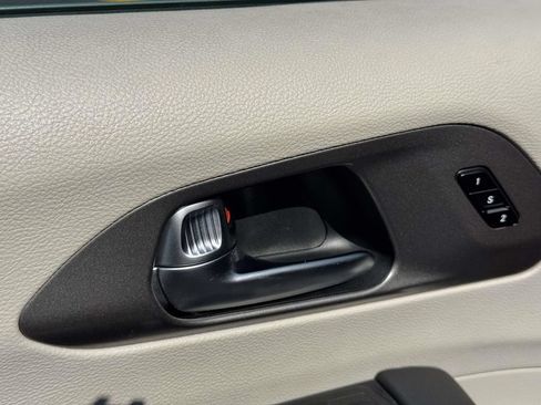 Used 2023 Chrysler Pacifica Touring-L FWD image 19
