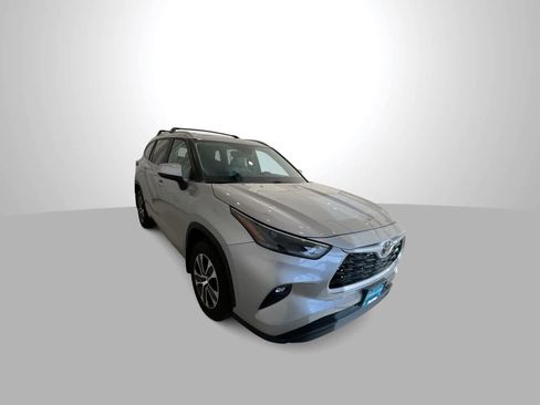 Used 2023 Toyota Highlander XLE image 2