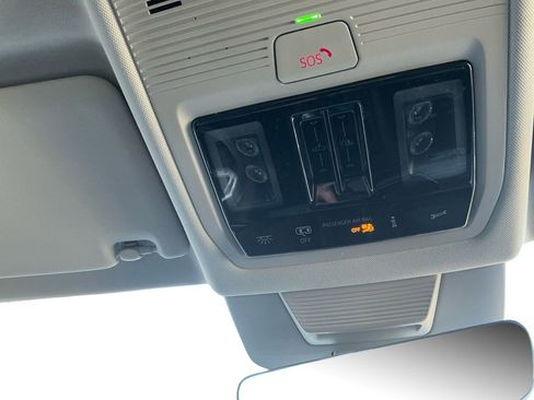 New 2025 Volkswagen Tiguan SE image 24