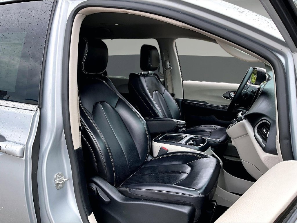 Used 2023 Chrysler Pacifica Touring-L FWD image 33