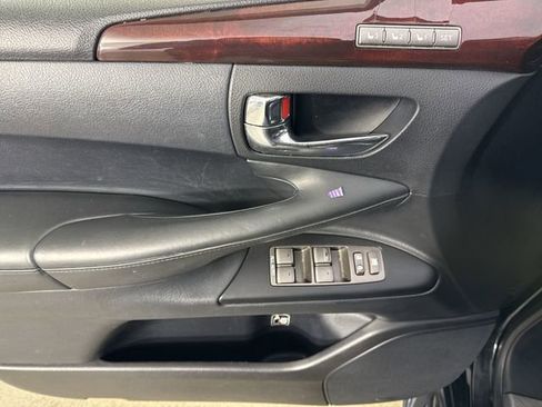 Used 2011 Lexus LX 570 4WD w/ Luxury Pkg image 21