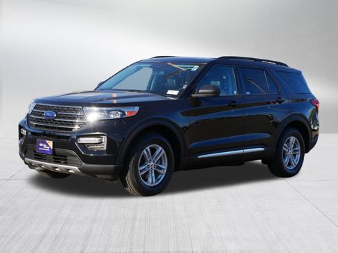Certified 2022 Ford Explorer XLT w/ Equipment Group 202A AWD/4WD image 3