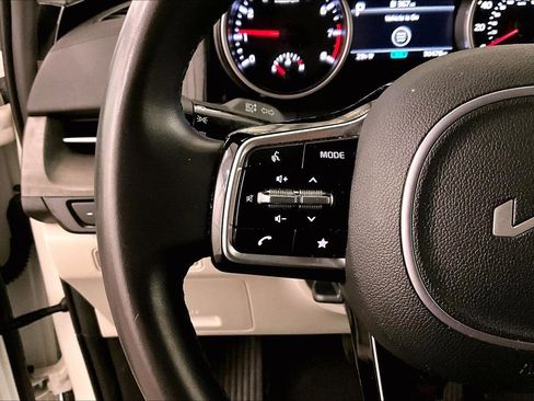 Used 2024 Kia Carnival EX image 17