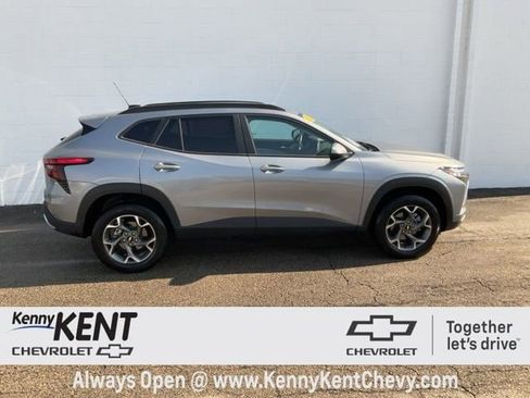 Used 2025 Chevrolet Trax LT w/ LT Convenience Package image 3