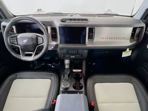 New 2026 Ford Bronco Outer Banks w/ Sasquatch Package AWD/4WD image 7