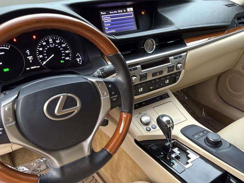 Used 2014 Lexus ES 300h image 16