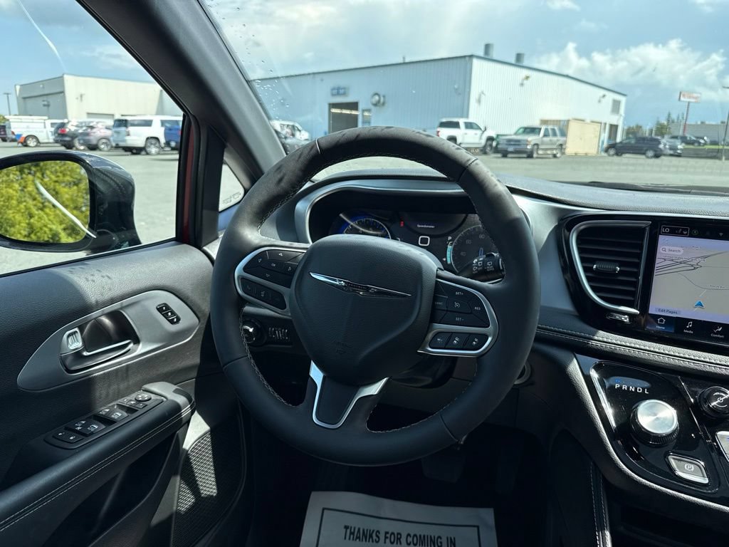 Used 2026 Chrysler Pacifica Limited FWD image 17
