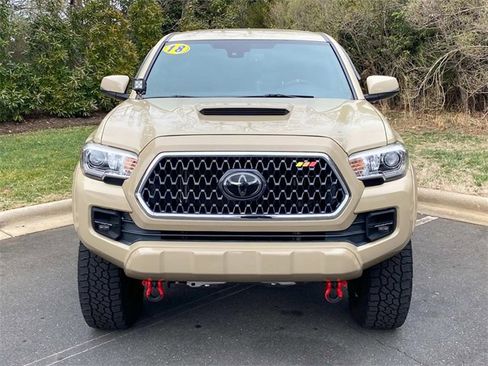 Used 2018 Toyota Tacoma TRD Sport image 2