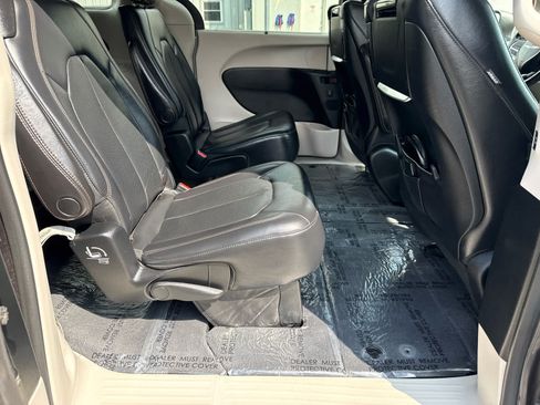 Used 2018 Chrysler Pacifica Touring-L Plus FWD image 14