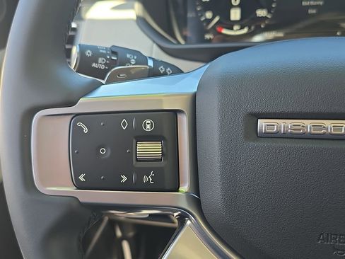 Used 2025 Land Rover Discovery S image 19