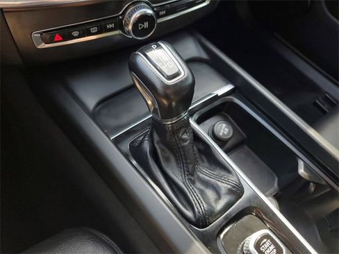 Used 2020 Volvo XC60 T5 Momentum image 35