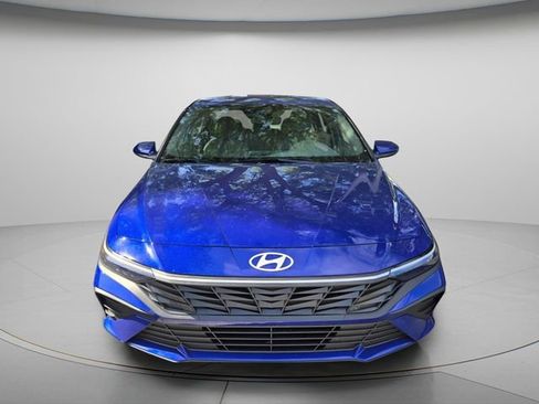 Used 2025 Hyundai Elantra SE w/ Cargo Package image 3