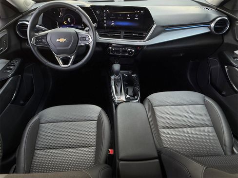 Certified 2025 Chevrolet Trax LT w/ LT Convenience Package image 11