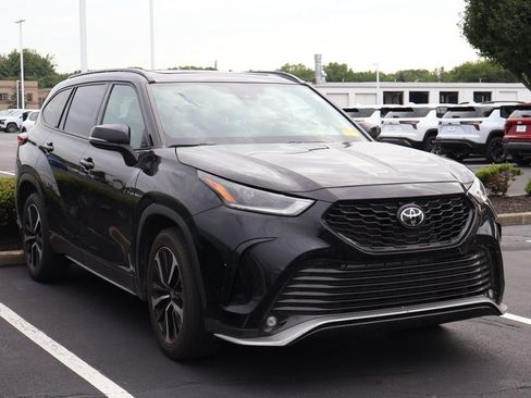 Used 2022 Toyota Highlander XSE FWD image 3