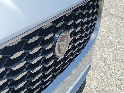 Used 2022 Jaguar XF SE RWD image 7