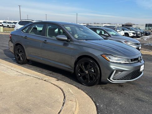 Used 2025 Volkswagen Jetta SE w/ Black Wheel Package image 6