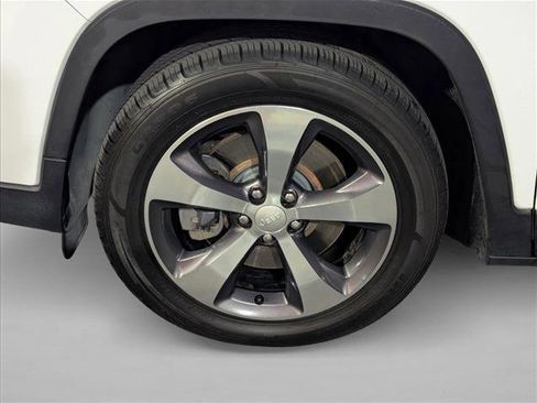 Used 2019 Jeep Cherokee Limited image 24