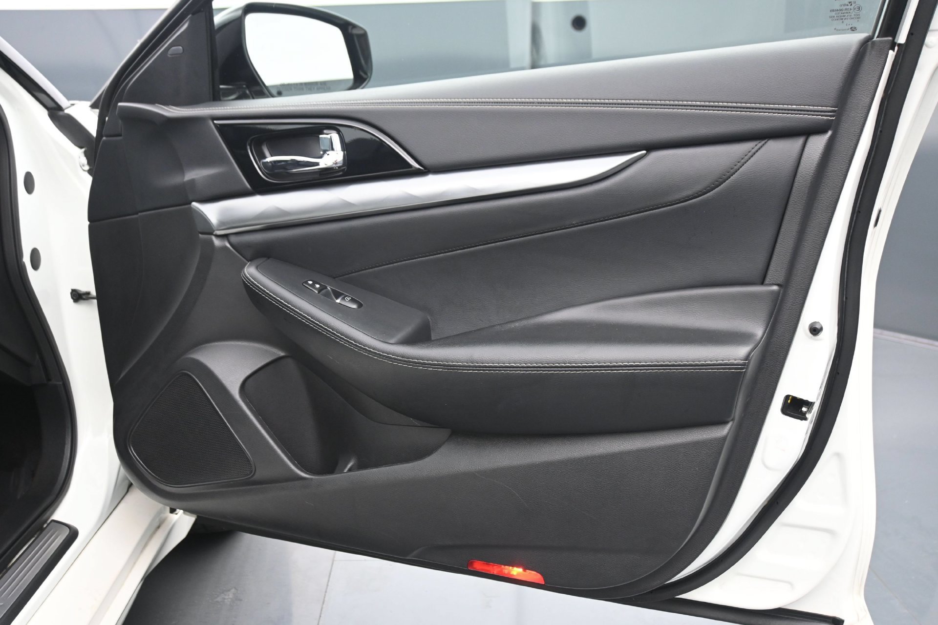 Used 2023 Nissan Maxima SV w/ Floor Mat Group FWD image 12