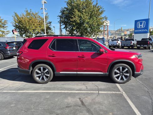 Used 2024 Honda Pilot Touring image 2