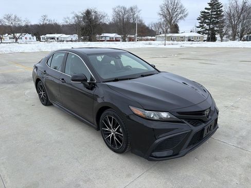Used 2022 Toyota Camry SE image 1