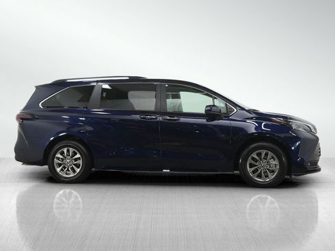 Used 2025 Toyota Sienna XLE AWD/4WD image 6