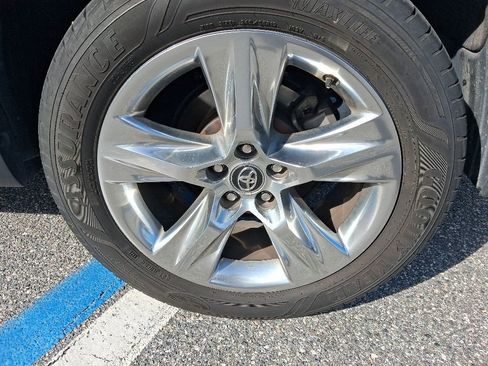 Used 2019 Toyota Highlander Limited FWD image 12