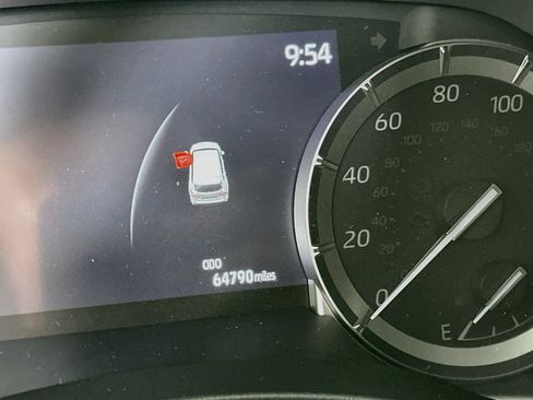 Used 2021 Toyota Highlander XLE FWD image 19