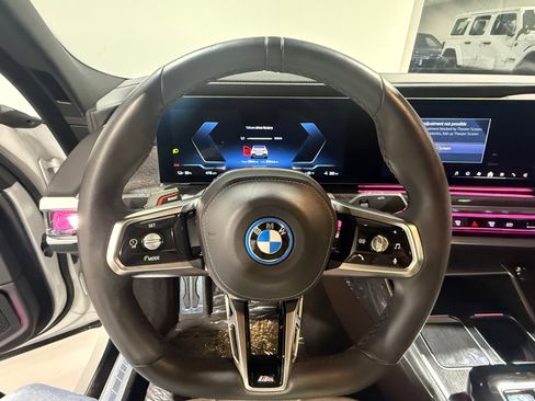 Used 2023 BMW i7 xDrive60 w/ Executive Package 2 AWD/4WD image 33