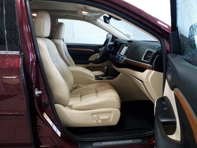 Used 2017 Toyota Highlander Limited Platinum AWD/4WD image 16