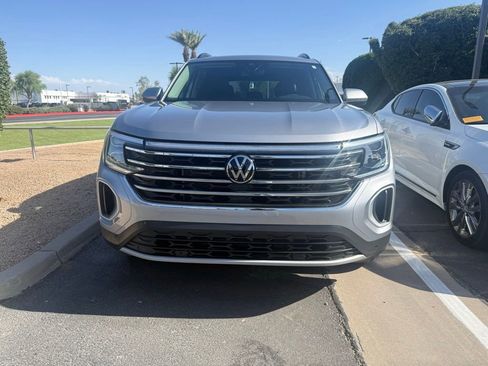 Used 2024 Volkswagen Atlas SE w/ Panoramic Sunroof Package FWD image 2