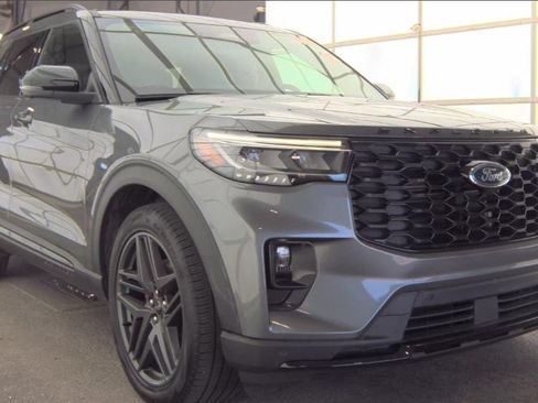 Used 2025 Ford Explorer ST AWD/4WD image 3