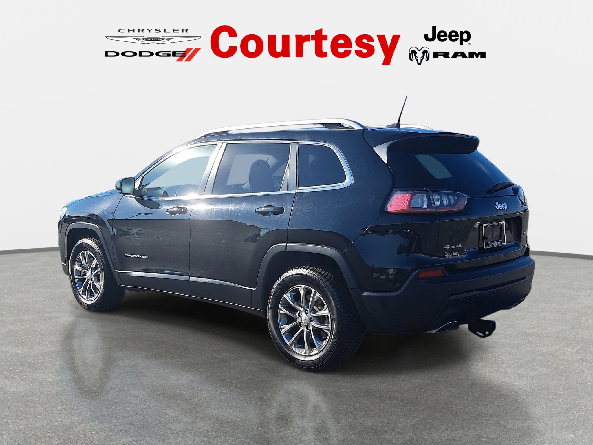Used 2019 Jeep Cherokee Latitude Plus w/ Cold Weather Group AWD/4WD image 6