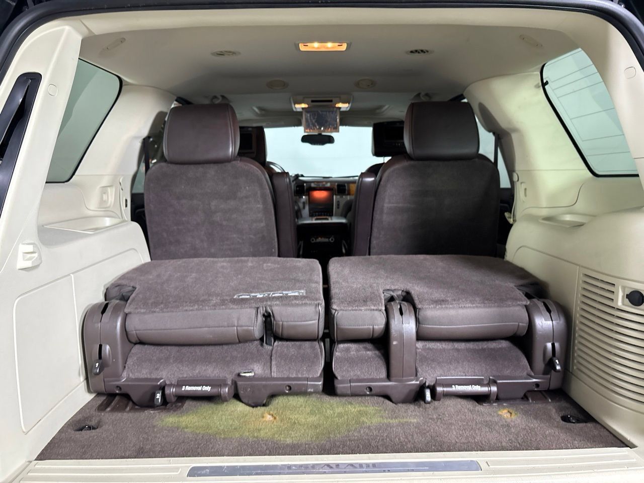 Used 2014 Cadillac Escalade Platinum AWD/4WD image 25