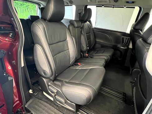 Used 2016 Toyota Sienna SE Premium image 13