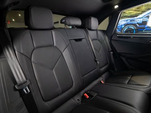 Used 2025 Porsche Macan image 38