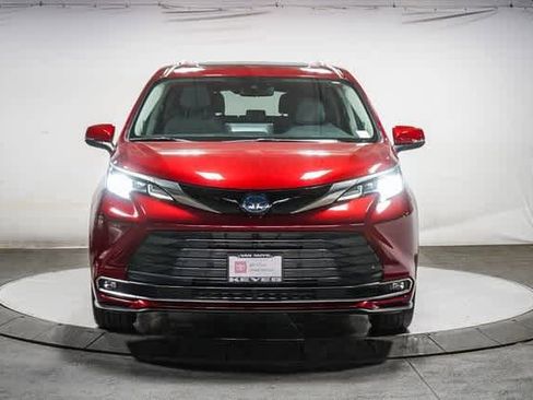 Certified 2024 Toyota Sienna Limited image 7