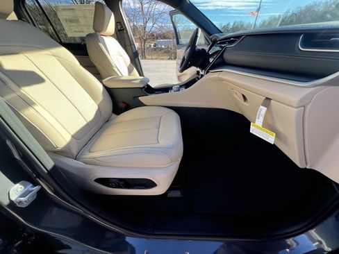 New 2025 Jeep Grand Cherokee L Limited image 32