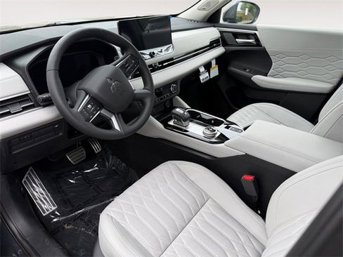 New 2025 Mitsubishi Outlander SEL image 16