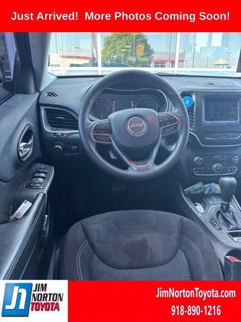 Used 2019 Jeep Cherokee Latitude w/ Popular Appearance Group FWD image 7