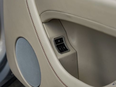 Used 2020 Bentley Bentayga Plug-In Hybrid AWD/4WD image 87